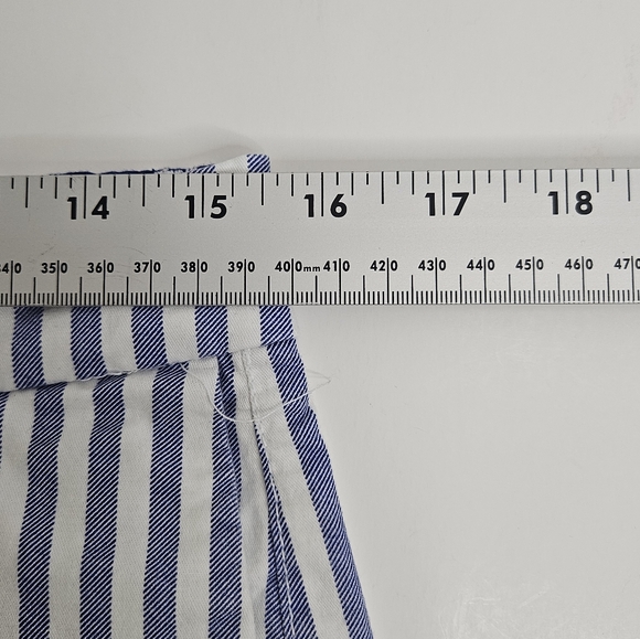 Old Navy Women's Everyday Shorts Size 6 Blue & White Stripe - Picture 4 of 10